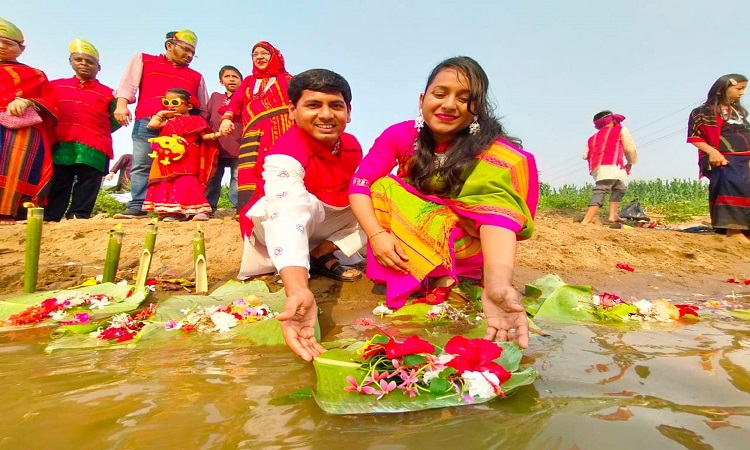 পুরনোকে বিদায় জানিয়ে নতুন বছরকে স্বাগত জানাতে পার্বত্য চট্টগ্রামের প্রধান সামাজিক উৎসব ‘বৈসাবি’ শুরু হয়েছে জলে ফুল ভাসিয়ে। চৈত্রের শেষ দুই দিন ও বাংলা নবর্ষের প্রথম দিন ‘বিজু’ উৎসব করে চাকমারা। তিন দিনের অনুষ্ঠানের প্রথম দিন খাগড়াছড়িতে সূর্যোদয়ের সঙ্গে সঙ্গে ঐতিহ্যবাহী পোশাক পরে বন থেকে নানা ফুল সংগ্রহ করে নদীর জলে ভাসিয়ে ‘ফুল বিজু’ উৎসবে মাতে চাকমা তরুণ-তরুণীরা।