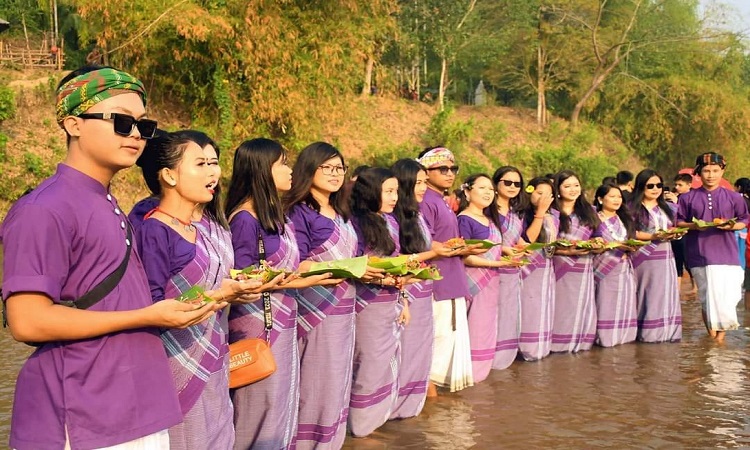 পুরনোকে বিদায় জানিয়ে নতুন বছরকে স্বাগত জানাতে পার্বত্য চট্টগ্রামের প্রধান সামাজিক উৎসব ‘বৈসাবি’ শুরু হয়েছে জলে ফুল ভাসিয়ে। চৈত্রের শেষ দুই দিন ও বাংলা নবর্ষের প্রথম দিন ‘বিজু’ উৎসব করে চাকমারা। তিন দিনের অনুষ্ঠানের প্রথম দিন খাগড়াছড়িতে সূর্যোদয়ের সঙ্গে সঙ্গে ঐতিহ্যবাহী পোশাক পরে বন থেকে নানা ফুল সংগ্রহ করে নদীর জলে ভাসিয়ে ‘ফুল বিজু’ উৎসবে মাতে চাকমা তরুণ-তরুণীরা।