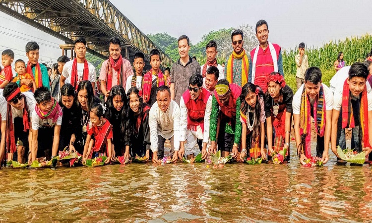 পুরনোকে বিদায় জানিয়ে নতুন বছরকে স্বাগত জানাতে পার্বত্য চট্টগ্রামের প্রধান সামাজিক উৎসব ‘বৈসাবি’ শুরু হয়েছে জলে ফুল ভাসিয়ে। চৈত্রের শেষ দুই দিন ও বাংলা নবর্ষের প্রথম দিন ‘বিজু’ উৎসব করে চাকমারা। তিন দিনের অনুষ্ঠানের প্রথম দিন খাগড়াছড়িতে সূর্যোদয়ের সঙ্গে সঙ্গে ঐতিহ্যবাহী পোশাক পরে বন থেকে নানা ফুল সংগ্রহ করে নদীর জলে ভাসিয়ে ‘ফুল বিজু’ উৎসবে মাতে চাকমা তরুণ-তরুণীরা।