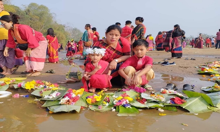 পুরনোকে বিদায় জানিয়ে নতুন বছরকে স্বাগত জানাতে পার্বত্য চট্টগ্রামের প্রধান সামাজিক উৎসব ‘বৈসাবি’ শুরু হয়েছে জলে ফুল ভাসিয়ে। চৈত্রের শেষ দুই দিন ও বাংলা নবর্ষের প্রথম দিন ‘বিজু’ উৎসব করে চাকমারা। তিন দিনের অনুষ্ঠানের প্রথম দিন খাগড়াছড়িতে সূর্যোদয়ের সঙ্গে সঙ্গে ঐতিহ্যবাহী পোশাক পরে বন থেকে নানা ফুল সংগ্রহ করে নদীর জলে ভাসিয়ে ‘ফুল বিজু’ উৎসবে মাতে চাকমা তরুণ-তরুণীরা।