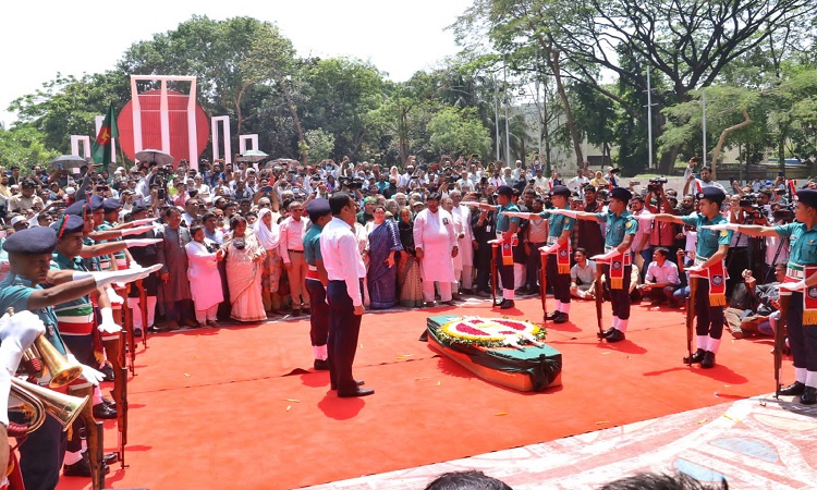 ঢাকার কেন্দ্রীয় শহীদ মিনারে বৃহস্পতিবার গণস্বাস্থ্য কেন্দ্রের প্রতিষ্ঠাতা বীর মুক্তিযোদ্ধা জাফরুল্লাহ চৌধুরীকে শেষ শ্রদ্ধা নিবেদন করে সর্বস্তরের মানুষ। রাষ্ট্রীয় সালাম ও সম্মান জানিয়ে মুক্তিযোদ্ধাদের একটি দলের সালামের মধ্য দিয়ে শেষ হয় শ্রদ্ধা পর্ব।