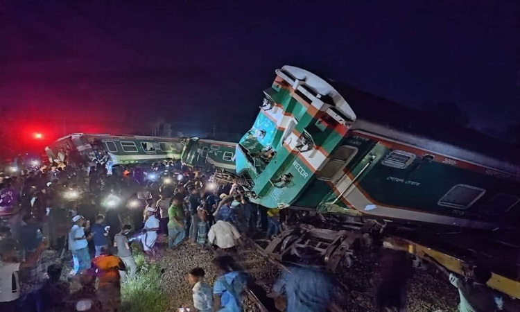 রবিবার সন্ধ্যায় কুমিল্লা নাঙ্গলকোটের হাসানপুরে একটি মালবাহী ট্রেন ও যাত্রীবাহী সোনারবাংলা এক্সপ্রেসের মধ্যে সংঘর্ষের ঘটনা ঘটেছে। এতে যাত্রীবাহী ট্রেনটির ৭টি ব‌গি লাইনচ্যুত হয়েছে।