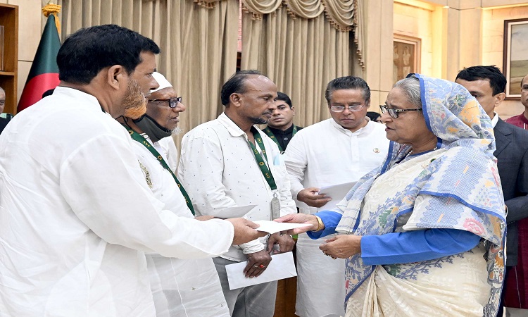 প্রধানমন্ত্রী শেখ হাসিনা মঙ্গলবার গণভবনে সম্প্রতি আগুনে ভষিভূত বঙ্গবাজারের দোকান মালিক ও কর্মচারীদের ঈদ উপহার দেন।