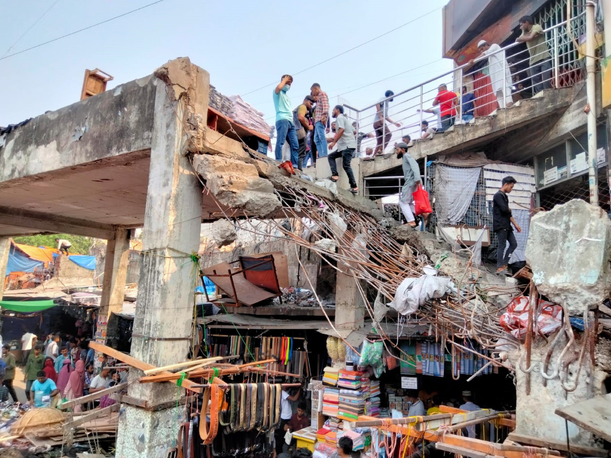 নিউমার্কেটের নিউ সুপার মার্কেট সংলগ্ন সেই ভাঙা ফুট ওভারব্রিজ দিয়ে এখনো ঝুঁকিপূর্ণভাবে চলাচল করছেন পথচারীরা। ঢাকা দক্ষিণ সিটি করপোরেশন (ডিএসসিসি) ব্রিজের দুপাশে ওঠা-নামার সিঁড়ির কিছু অংশ ভেঙে দিলেও থামেনি ঝুঁকিপূর্ণ চলাচল। মঙ্গলবার তোলা ছবি।