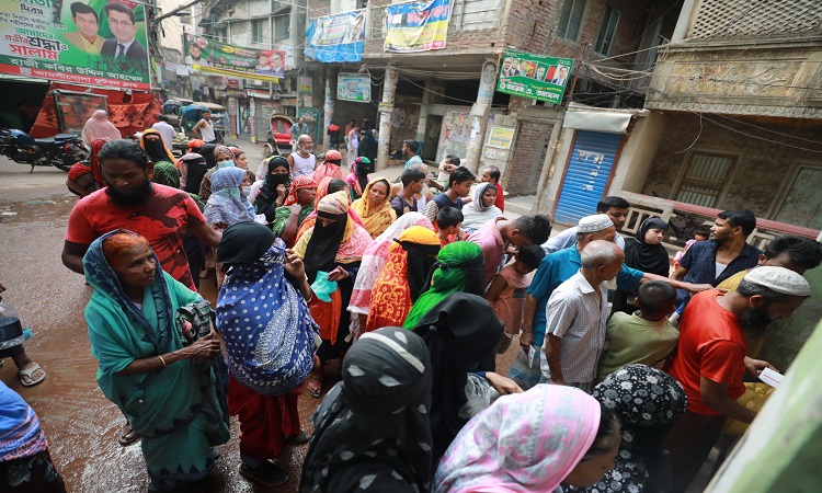 টিসিবির পণ্য নেওয়ার জন্য মানুষের লাইন। রাজধানীর  লালবাগ এলাকা থেকে তোলা।