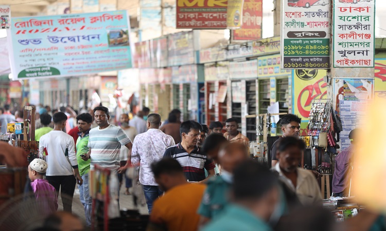 টানা তাপদাহের মধ্যে তীব্র গরমকে সঙ্গী করেই বাড়ি ফিরছে মানুষ। স্বজনদের সঙ্গে ঈদ করার আনন্দে গরমের অস্বস্তি উপেক্ষা করে নিজ গন্তব্যের পথে বাসস্ট্যান্ডে ভিড় করেন তারা। ছবিটি বুধবার গাবতলী থেকে তোলা।