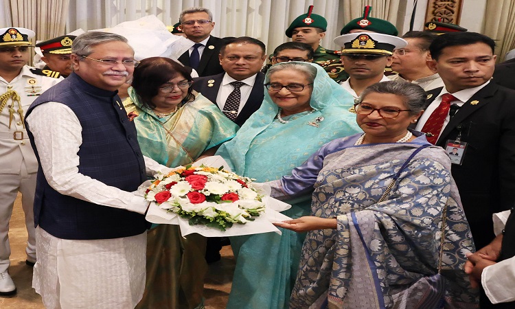 সোমবার বঙ্গভবনে নুতন রাষ্ট্রপতির মো: সাহাবুদ্দিনকে শপথ পাঠ করান জাতীয় সংসদের স্পিকার শিরিন শারমিন চৌধুরী , শপথ গ্রহন শেষে নুতন রাষ্ট্রপতিকে ফুল দিয়ে শুভেছা জানায় বিদায়ী রাষ্ট্রপতি আব্দুল হামিদ, প্রধানমন্ত্রী শেখ হাসিনা ও শেখ রেহানা।