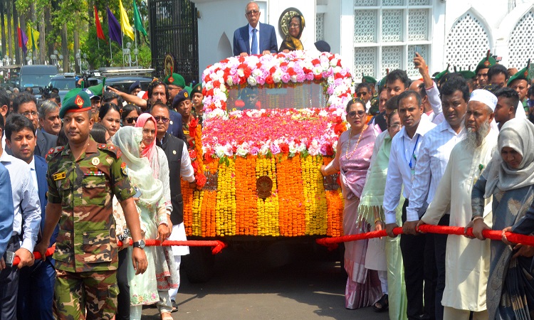 টানা দুই মেয়াদে ১০ বছরের বেশি সময় রাষ্ট্রপতির দায়িত্ব পালন শেষে বঙ্গভবন থেকে আনুষ্ঠানিকভাবে বিদায় নিয়েছেন মো. আবদুল হামিদ। বাংলাদেশের ৫২ বছরের ইতিহাসে এই প্রথম কোনো রাষ্ট্রপতিকে এমন রাজসিক বিদায় জানানো হলো।