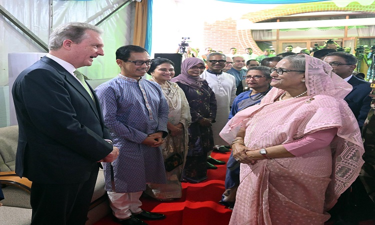 প্রধানমন্ত্রী শেখ হাসিনা গণভবনে বিভিন্ন দেশের কুটনৈতিকবৃন্দ, বিচারপতি, সরকারের উর্ধতন কর্মকর্তা ও ব্যবসায়ীক নেত্রীবৃন্দের সাথে ঈদ-উল-ফিতর এর শুভেচ্ছা বিনিময় করেন।