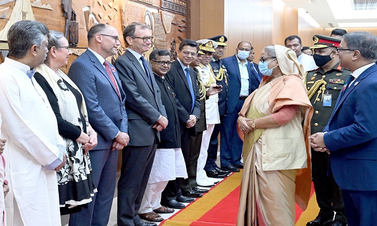 প্রধানমন্ত্রী শেখ হাসিনা মঙ্গলবার সরকারি সফরে জাপান, যুক্তরাষ্ট্র ও যুক্তরাজ্যের উদ্দেশ্যে রওনা হওয়ার সময় হযরত শাহজালাল আন্তর্জাতিক বিমানবন্দরের ভিভিআইপি লাউঞ্জে মন্ত্রী পরিষদের সদস্য, বিভিন্ন দেশের কূটনৈতিকবৃন্দ, তিন বাহিনীর প্রধান ও উর্ধ্বতন  কর্মকর্তাগণ প্রধানমন্ত্রীকে বিদায় জানান।