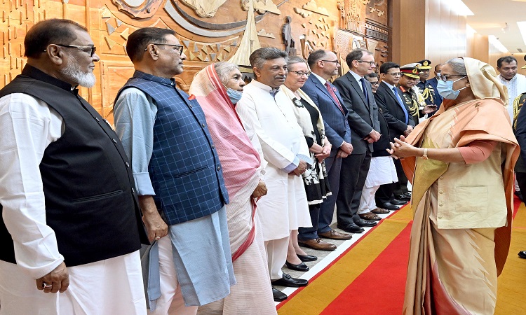 প্রধানমন্ত্রী শেখ হাসিনা মঙ্গলবার সরকারি সফরে জাপান, যুক্তরাষ্ট্র ও যুক্তরাজ্যের উদ্দেশ্যে রওনা হওয়ার সময় হযরত শাহজালাল আন্তর্জাতিক বিমানবন্দরের ভিভিআইপি লাউঞ্জে মন্ত্রী পরিষদের সদস্য, বিভিন্ন দেশের কূটনৈতিকবৃন্দ, তিন বাহিনীর প্রধান ও উর্ধ্বতন  কর্মকর্তাগণ প্রধানমন্ত্রীকে বিদায় জানান।