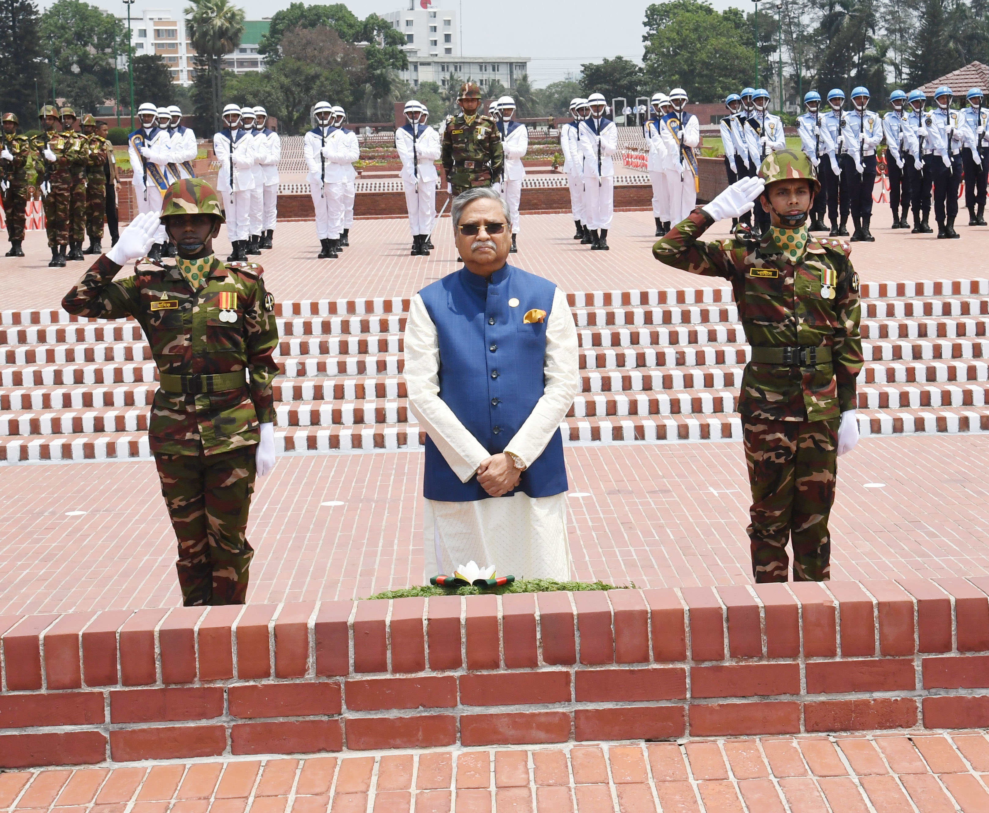 নবনিযুক্ত রাষ্ট্রপতি মো. সাহাবুদ্দিন সাভারের জাতীয় স্মৃতিসৌধে পুষ্পস্তবক অর্পণের মাধ্যমে মহান মুক্তিযুদ্ধে বীর শহিদদের প্রতি শ্রদ্ধা নিবেদন করেন।