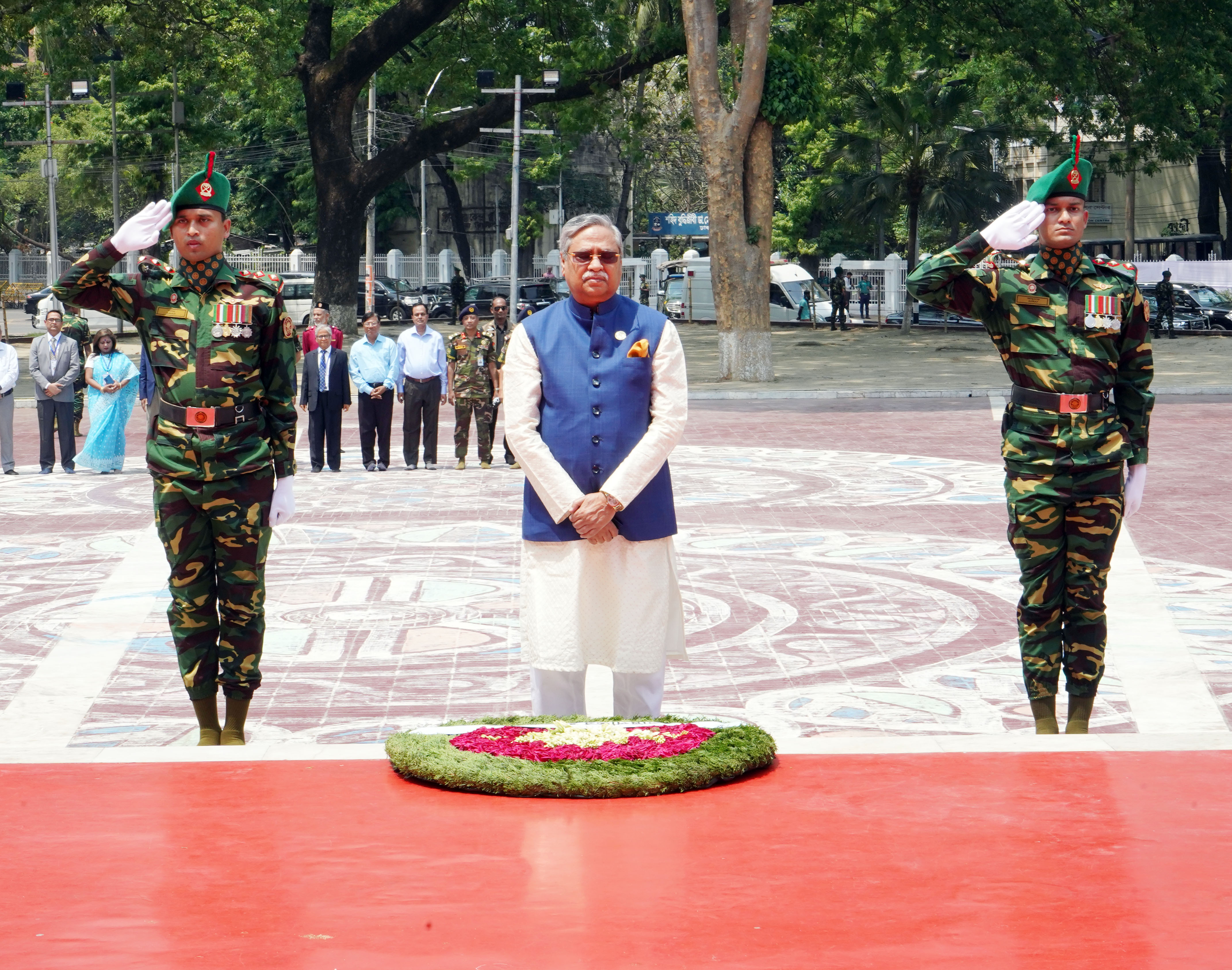 নবনিযুক্ত রাষ্ট্রপতি মো. সাহাবুদ্দিন কেন্দ্রীয় শহীদ মিনারে পুষ্পস্তবক অর্পণ করেন।