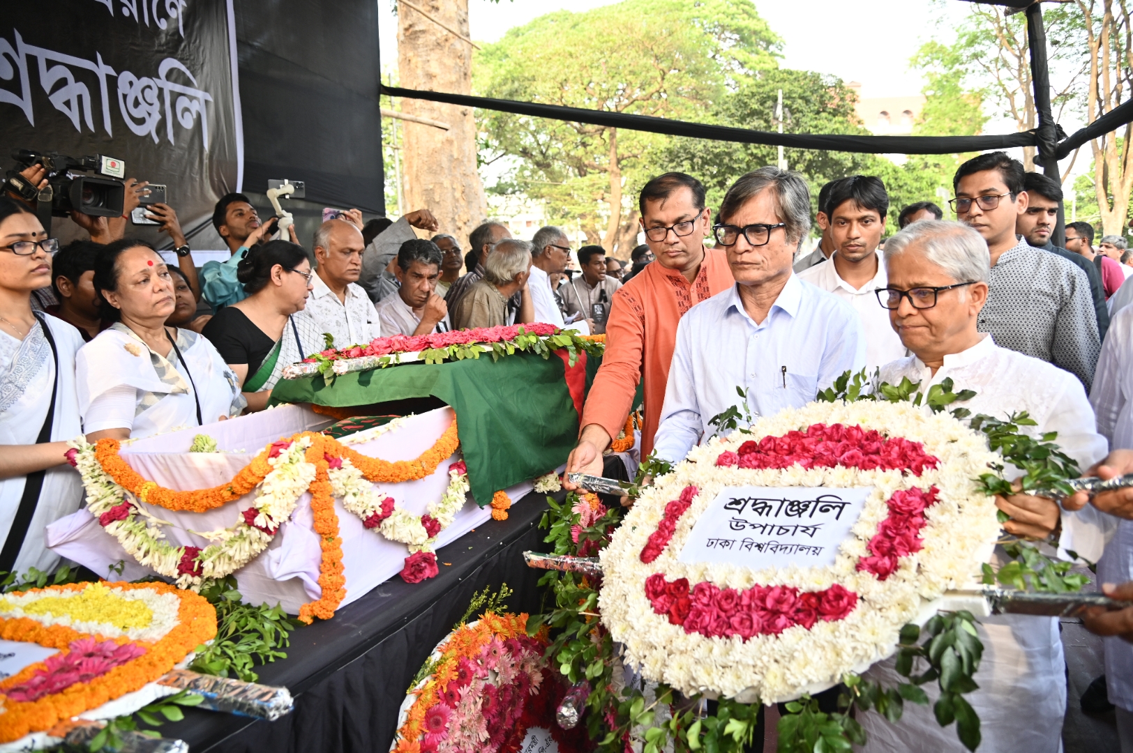 পঙ্কজ ভট্টাচার্যের প্রতি কেন্দ্রীয় শহীদ মিনারে সর্বস্তরের মানুষের শ্রদ্ধা ও রাষ্ট্রীয় শ্রদ্ধা।