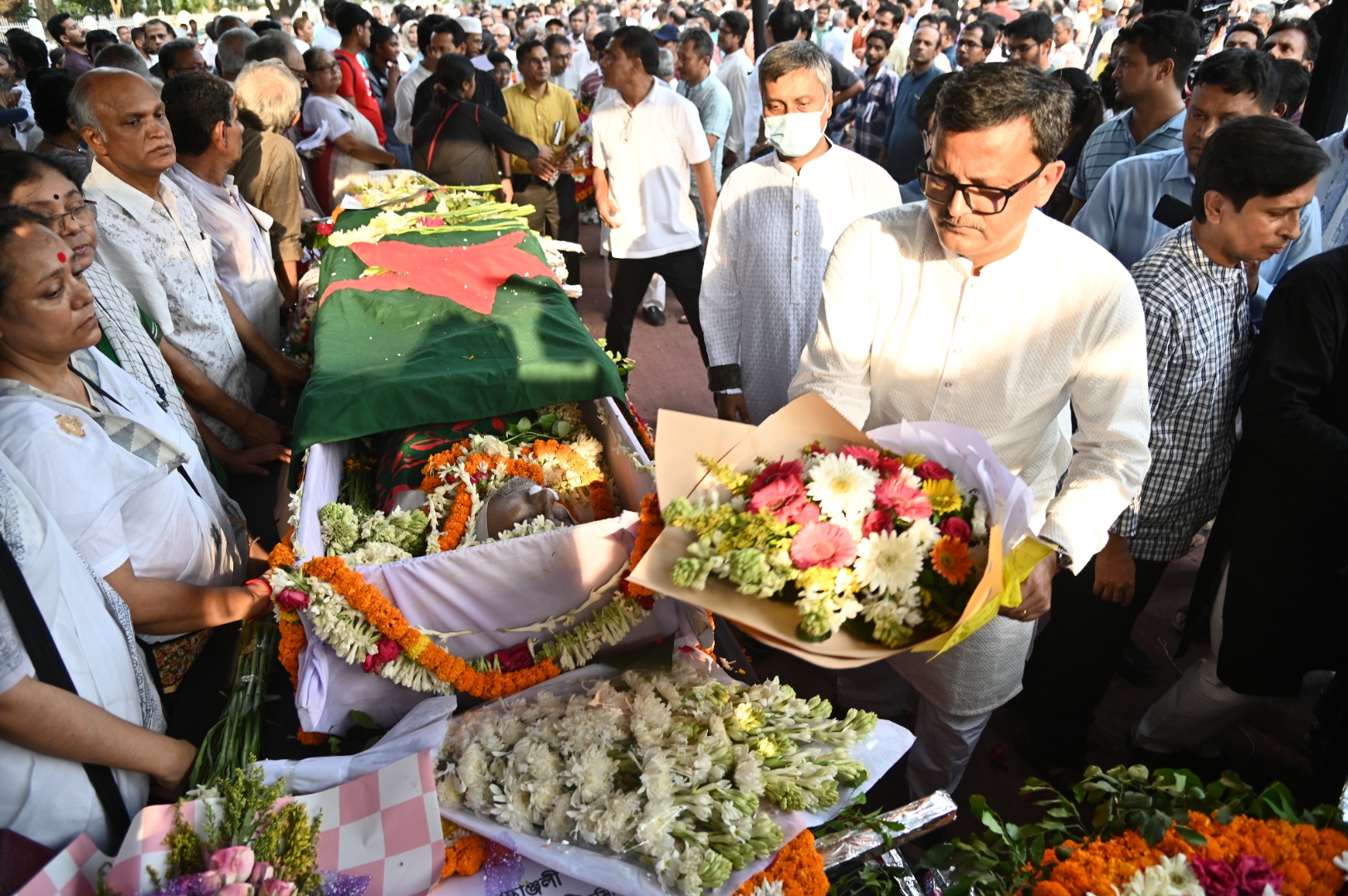 পঙ্কজ ভট্টাচার্যের প্রতি কেন্দ্রীয় শহীদ মিনারে সর্বস্তরের মানুষের শ্রদ্ধা ও রাষ্ট্রীয় শ্রদ্ধা।