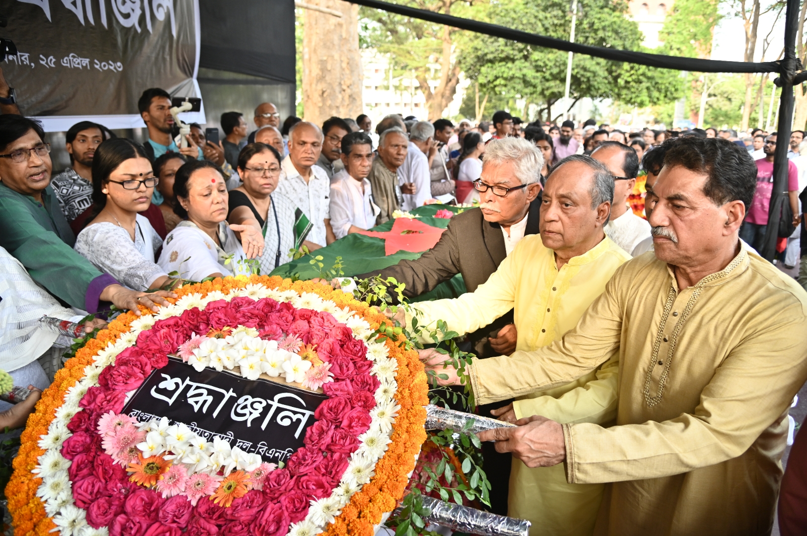 পঙ্কজ ভট্টাচার্যের প্রতি কেন্দ্রীয় শহীদ মিনারে সর্বস্তরের মানুষের শ্রদ্ধা ও রাষ্ট্রীয় শ্রদ্ধা।