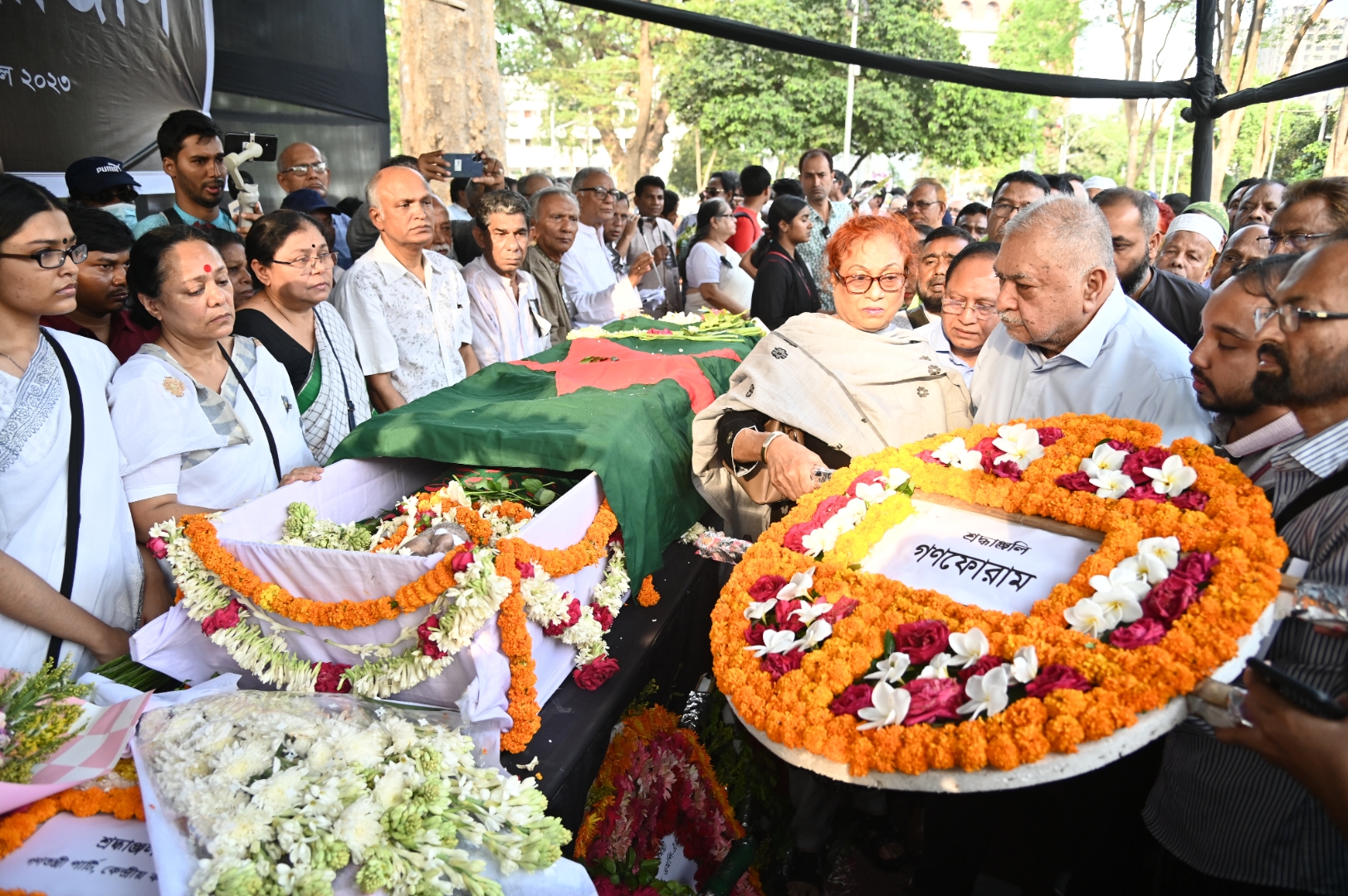 পঙ্কজ ভট্টাচার্যের প্রতি কেন্দ্রীয় শহীদ মিনারে সর্বস্তরের মানুষের শ্রদ্ধা ও রাষ্ট্রীয় শ্রদ্ধা।