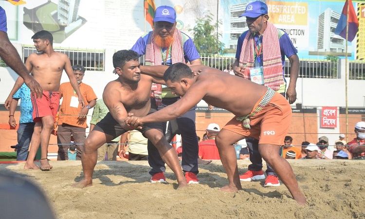 চট্টগ্রামের ঐতিহ্যবাহী জব্বারের বলী খেলার ১১৪তম আসর বসে মঙ্গলবার।