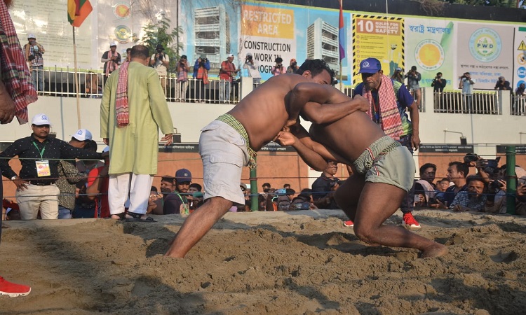 চট্টগ্রামের ঐতিহ্যবাহী জব্বারের বলী খেলার ১১৪তম আসর বসে মঙ্গলবার।