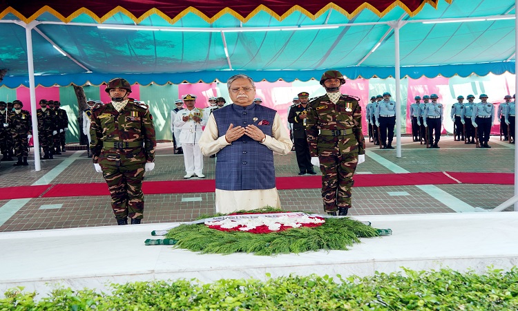 রাষ্ট্রপতি মো. সাহাবুদ্দিন বুধবার গোপালগঞ্জ জেলার টুঙ্গিপাড়ায় জাতির পিতা বঙ্গবন্ধু শেখ মুজিবুর রহমানের সমাধি সৌধে পুস্পস্তবক অর্পণ শেষে শেষে মোনাজাত করেন।