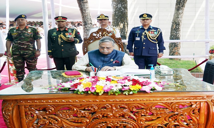 রাষ্ট্রপতি মো. সাহাবুদ্দিন বুধবার গোপালগঞ্জ জেলার টুঙ্গিপাড়ায় জাতির পিতা বঙ্গবন্ধু শেখ মুজিবুর রহমানের সমাধি সৌধে পুস্পস্তবক অর্পণ শেষে পরিদর্শন বই-এ স্বাক্ষর করেন।