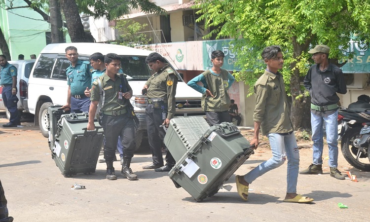 চট্টগ্রাম-৮ আসনের উপ-নির্বাচন সফল করতে এরই মধ্যে সকল প্রস্তুতি সম্পন্ন করেছে নির্বাচন কমিশন। বৃহস্পতিবার (২৭ এপ্রিল) সকাল ৮টা থেকে বিকেল ৪টা পর্যন্ত বিরতিহীনভাবে চলবে ভোটগ্রহণ। ভোট গ্রহণের সরঞ্জাম কেন্দ্রে পাঠানো শুরু করেছে নির্বাচন কমিশন। বুধবার নগরীর এম এ আজিজ স্টেডিয়ামের জিমনেসিয়াম থেকে ভোটের দায়িত্বপ্রাপ্ত কর্মকর্তা ভোটার সরঞ্জাম বুঝে নেন।