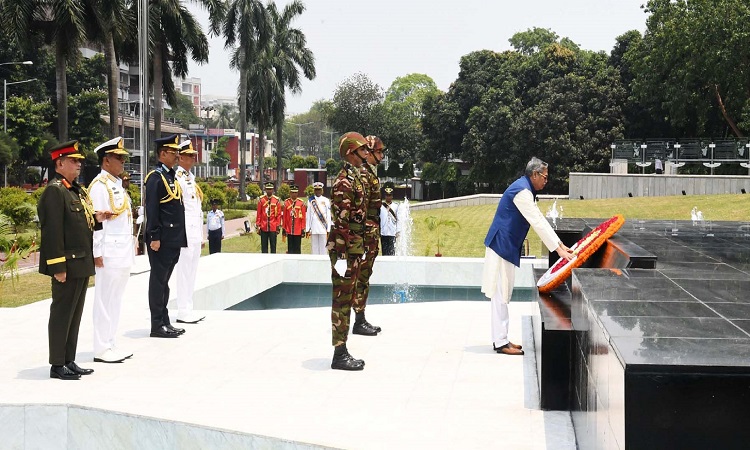 রাষ্ট্রপতি মো. সাহাবুদ্দিন বৃহস্পতিবার ঢাকা সেনানিবাসে শিখা অনির্বাণে পুষ্পস্তবক অর্পণ করে শ্রদ্ধা নিবেদন করেন।