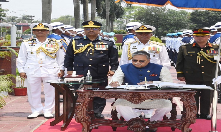 রাষ্ট্রপতি মো. সাহাবুদ্দিন বৃহস্পতিবার ঢাকা সেনানিবাসে শিখা অনির্বাণে পুষ্পস্তবক অর্পণ শেষে পরিদর্শন বইয়ে স্বাক্ষর করেন।