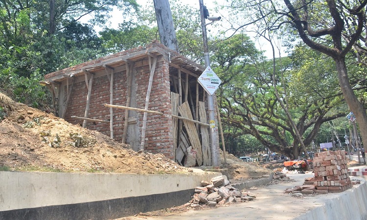 বন্দরনগরী চট্টগ্রামের ফুসফুস খ্যাত সিআরবিতে পাহাড় নিশ্চিহ্ন করে গড়ে তোলা হচ্ছে সোনালী ব্যাংকের এটিএম বুথ। চুপিসারে স্থাপনা গড়ে উঠলেও কোনো ব্যবস্থা নেয়নি পরিবেশ অধিদপ্তর ও চট্টগ্রাম জেলা প্রশাসন।  ছবিটি শনিবার তোলা।