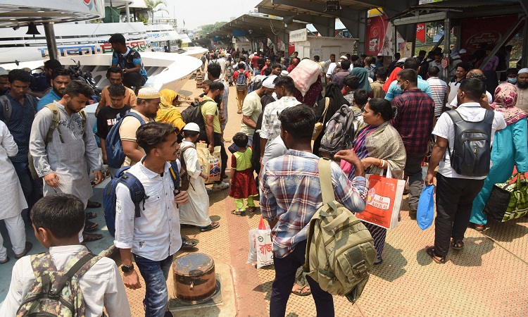 ঈদের ছুটি শেষে, সাপ্তাহিক ছুটি কাটিয়ে এবার ঢাকায় ফেরার পালা। গ্রামের বাড়িতে স্বজনদের সঙ্গে উৎসব উদযাপন শেষে কাজের তাগাদায় ফিরে আসতে শুরু করেছেন রাজধানীর বাসিন্দারা। ছবিটি সদরঘাট লঞ্চ টার্মিনাল থেকে শনিবার তোলা।