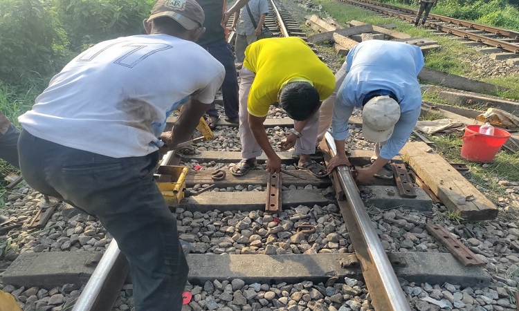 ব্রাহ্মণবাড়িয়ায় অতিরিক্ত তাপমাত্রার কারণে বেঁকে যাওয়া রেললাইনে কাঠের পরিবর্তে আরসিসি স্লিপার (রিইনফোর্সড সিমেন্ট কংক্রিট) বসানো হচ্ছে। কাজ পুরোপুরি শেষ না হওয়ায় ঢাকামুখী আপলাইনের সাতশ মিটার এলাকায় সব ট্রেন ১০ কিলোমিটার গতিতে চলাচল করছে। রোববার তোলা ছবি। -