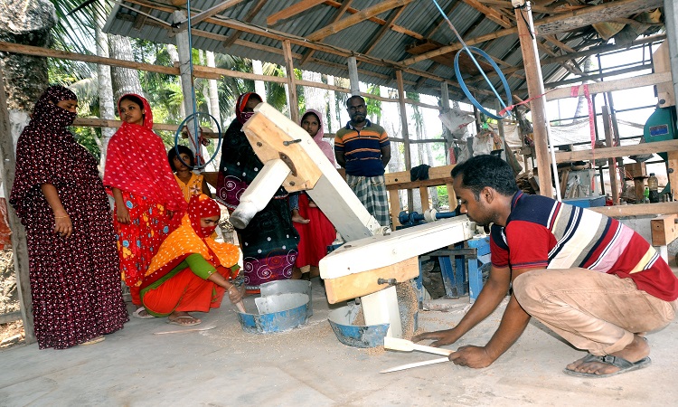 ১৫-২০ বছর আগেও প্রায় প্রতিটি গ্রামে ছিল ঢেঁকি। ধান ছাঁটাইয়ে, মরিচ, হলুদ, চাল ও ডাল ভানতে প্রাচীন কাল থেকেই মানুষ মূলত ঢেঁকির ব্যবহার করে আসছিল। কিন্তু প্রযুক্তির উৎকর্ষতায় ঢেঁকি এখন আর আগের মতো চোখে পড়ে না। বৈদ্যুতিক প্রযুক্তির ব্যবহার করে প্রাচীন ঐতিহ্যবাহী সেই ঢেঁকিকে আবার আধুনিক রূপে ফিরিয়ে এনেছেন অনেকে। যশোর সদর উপজেলার ফতেপুর ইউনিয়নের পশ্চিম চাঁদপাড়া গ্রামে মাহাবুবুর রহমানের মোটর চালিত এই ঢেঁকি ইতোমধ্যেই সাড়া ফেলেছে। ছবিটি রোববার তোলা।