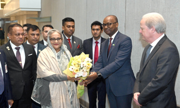 প্রধানমন্ত্রী শেখ হাসিনা সোমবার ওয়াশিংটন ডিসিতে বিশ্বব্যাংকের সদর দপ্তরে পৌঁছালে বাংলাদেশে বিশ্বব্যাংকের কান্ট্রি ডিরেক্টর আবদৌলায়ে সেক এবং ঊর্ধ্বতন নির্বাহী পরিচালক অ্যাক্সেল ভ্যান ফুল দিয়ে স্বাগত জানান। ছবি: স্টার মেইল