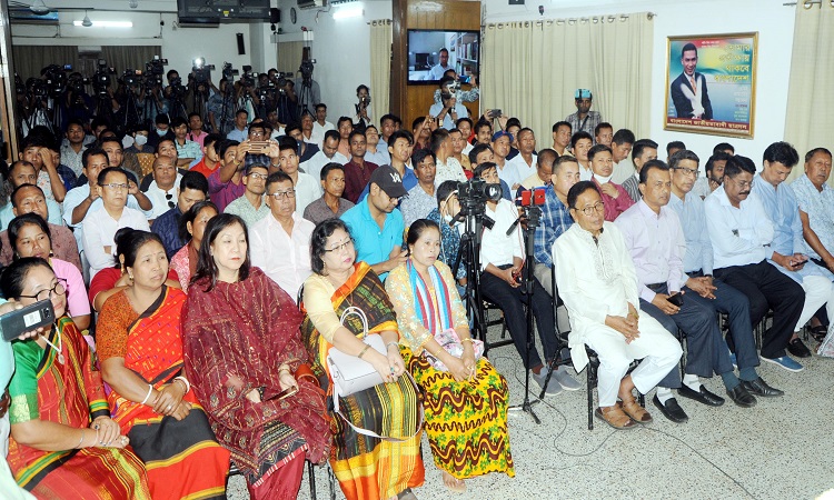 শুভ বুদ্ধপূর্ণিমা উপলক্ষে বুধবার গুলশান চেয়ারপার্সন অফিসে বৌদ্ধ সম্প্রদায়ের নেতৃবৃন্দ বিএনপি ভারপ্রাপ্ত চেয়ারম্যান তারেক রহমানের সাথে শুভেচ্ছা বিনিময় করেন। এসময় দলের মহাসচিব মির্জা ফখরুল ইসলাম আলমগীর, বিএনপি স্হায়ী কমিটি সদস্য ও সিনিয়র নেতৃবৃন্দ উপস্থিত ছিলেন।