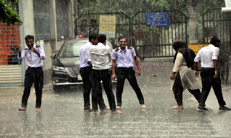 দুপুরের পর হঠাৎ বৃষ্টিতে নাকাল যশোরবাসী। ছবিটি বুধবার দুপরে শহরের পৌরসভা এলাকা থেকে তোলা।