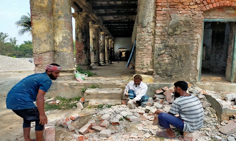 বিশ্বকবি রবীন্দ্রনাথ ঠাকুরের স্মৃতিবিজরিত কুষ্টিয়ার কুমারখালী উপজেলার শিলাইদহের পরিত্যক্ত কাছারিবাড়ির সংস্কার কাজ শুরু হয়েছে। প্রত্নতত্ত্ব অধিদপ্তর, খুলনা আঞ্চলিক কার্যালয়ের তত্ত্বাবধানে বুধবার সংস্কার কাজ শুরু হয়। চলতি অর্থবছরে বাড়িটির এক-চতুর্থাংশ সংস্কার করা হবে। সংস্কার শেষে বাড়িটি দর্শনার্থীদের জন্য উন্মুক্ত করা হবে এবং রবীন্দ্রনাথ ঠাকুরের সাহিত্যকর্মের প্রদর্শনের ব্যবস্থা করা হবে।