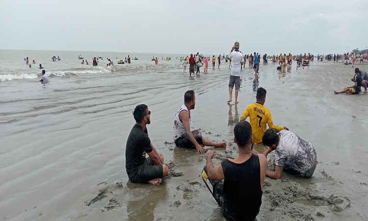 ঈদুল ফিতরের ছুটির রেশ কাটতে না কাটতেই টানা তিন দিনের ছুটিতে কুয়াকাটায় পর্যটকদের উপচে পড়া ভিড়।