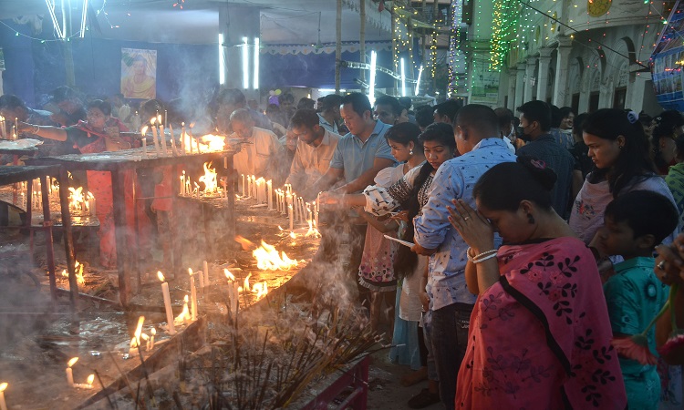 বৌদ্ধদের প্রধান ধর্মীয় উৎসব বুদ্ধ পূর্ণিমা বা বৈশাখী পূর্ণিমা বৃহস্পতিবার দেশের বৌদ্ধ ধর্মালম্বীরা উৎসাহ উদ্দীপনার মধ্য দিয়ে পালন করেন। চট্টগ্রামের নন্দনকানন বৌদ্ধ মন্দির থেকে তোলা ছবি।