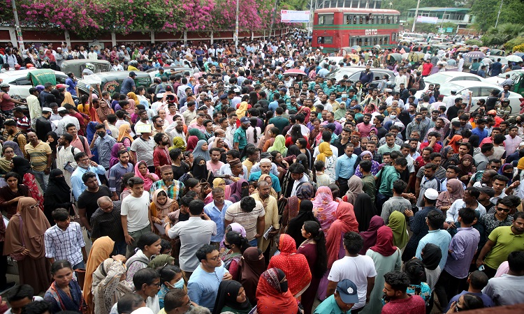 ঢাকা বিশ্ববিদ্যালয়ে শনিবার অনুষ্ঠিত হয়েছে কলা, সামাজিক বিজ্ঞান ও আইন অনুষদের পরীক্ষা। ২ হাজার ৯৩৪ আসনের বিপরীতে এবার আবেদন করেন ১ লাখ ২২ হাজার ৮৮৮ জন শিক্ষার্থী। কলা অনুষদের সামনে থেকে তোলা ছবি।