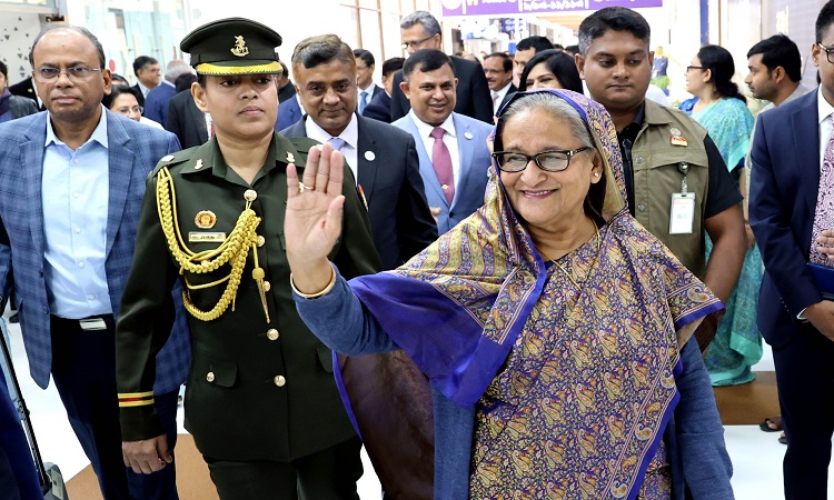 প্রধানমন্ত্রী শেখ হাসিনা মঙ্গলবার জাপান, যুক্তরাষ্ট্র ও যুক্তরাজ্যে ১৫ দিনের সফর শেষে ঢাকার হযরত শাহজালাল আন্তর্জাতিক বিমানবন্দরে এসে পৌঁছালে তাঁকে স্বাগত জানান আওয়ামী লীগ সাধারণ সম্পাদক ও সেতুমন্ত্রী ওবায়দুল কাদের, মুক্তিযুদ্ধ বিষয়ক মন্ত্রী আ.ক.ম মোজাম্মেল হক এবং ﻿বেসামরিক বিমান পরিবহন ও পর্যটন প্রতিমন্ত্রী মো. মাহবুব আলী। এসময় সামরিক-বেসামরিক ঊর্ধ্বতন কর্মকর্তারা উপস্থিত ছিলেন।