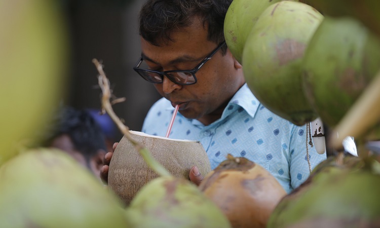 তীব্র গরমে অতিষ্ঠ জনজীবন। তপ্ত রোদে পানি পান করছেন নগরবাসী। কেউবা শরীরে পানি ছিটাচ্ছেন। ডাব পান করছেন অনেকে। ছায়ায় শুয়ে থাকছেন পথচারীরা। ছবিটি গুলিস্তান এলাকা থেকে বুধবার তোলা।