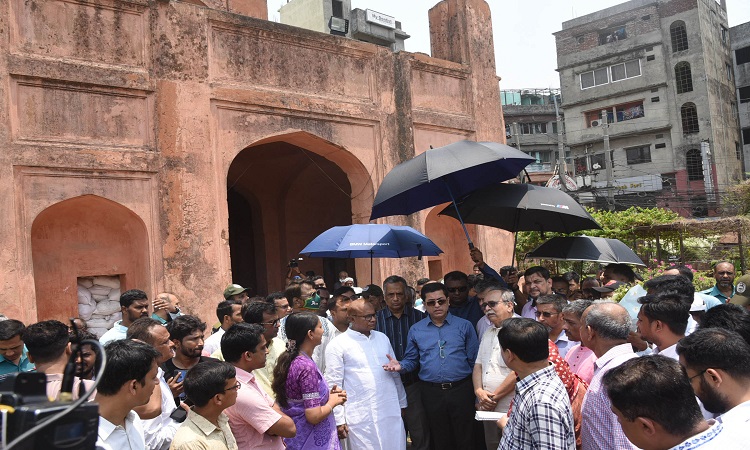 রাজধানী ঢাকার ঐতিহাসিক স্থাপনাগুলোকে সংস্কার ও সংরক্ষণ করে দেশি এবং বিদেশি পর্যটকদের জন্য ঢাকায় পর্যটন শিল্প গড়ে তোলা হবে। বুধবার ঢাকার ঐতিহ্যবলয় পাঁচের অন্তর্গত ঢাকেশ্বরী মন্দির, লালবাগ এলাকা পরিদর্শন করেন ঢাকা দক্ষিণ সিটি করপোরেশন (ডিএসসিসি) মেয়র শেখ ফজলে নূর তাপস।