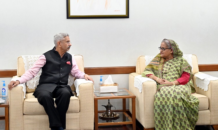 প্রধানমন্ত্রী শেখ হাসিনার সাথে বৃহস্পতিবার সন্ধ্যায় গণভবনে ভারতের পররাষ্ট্রমন্ত্রী এস জয়শঙ্কর সৌজন্য সাক্ষাৎ করেন।