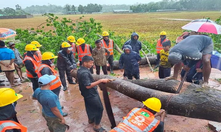 অতিপ্রবল ঘূর্ণিঝড় মোখার তাণ্ডবে লন্ডভন্ড হয়েছে সেন্টমার্টিন দ্বীপের ঘরবাড়ি ও গাছপালাসহ বহু স্থাপনা। রোববার দুপুরে মোখা উপকূল অতিক্রম শুরু করার পর প্রাথমিক আঘাতে সেন্টমার্টিনের বিভিন্ন স্থানে প্রচুর বাড়িঘর ও বিদ্যুতের খুঁটি ভেঙে যায়। ছবি: স্টার মেইল