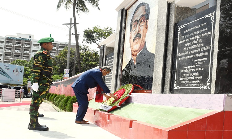 রাষ্ট্রপতি মোঃ সাহাবুদ্দিন সোমবার পাবনা জেলা পরিষদ প্রাঙ্গণে জাতির পিতা বঙ্গবন্ধু শেখ মুজিবুর রহমানের প্রতিকৃতিতে পুস্পস্তবক অর্পণ করেন।