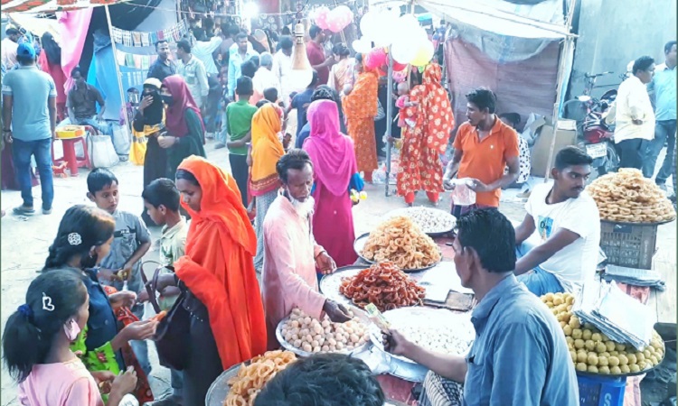 বাগানের লিচু ঘিরে এখন চলছে নানা কর্মযজ্ঞ। নারী-শিশুসহ সব বয়সী লোকজন এখন সেখানে ব্যস্ত। খাগড়াছড়ির দীঘিনালা থেকে তোলা ছবি।