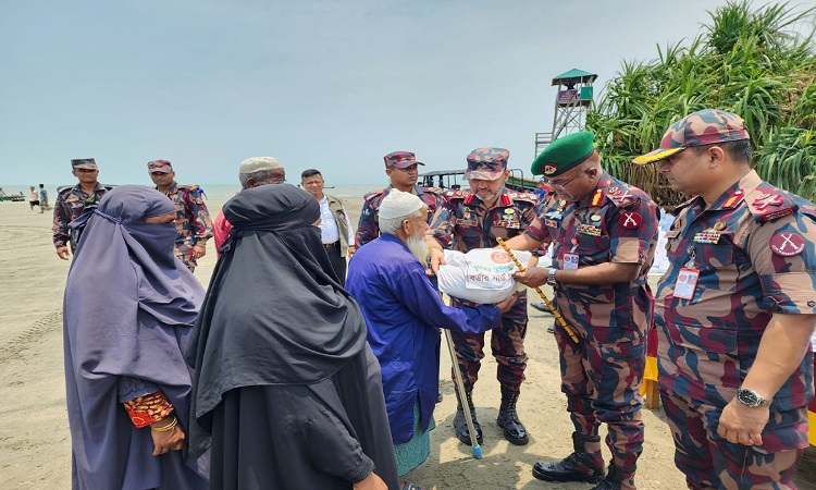 বর্ডার গার্ড বাংলাদেশ (বিজিবি) এর মহাপরিচালক মেজর জেনারেল এ কে এম নাজমুল হাসান ঘূর্ণিঝড় মোখায় ক্ষতিগ্রস্ত সেন্টমার্টিন দ্বীপ পরিদর্শন করেছেন। এসময় তিনি দ্বীপের ক্ষতিগ্রস্ত মানুষের মাঝে ত্রাণ সামগ্রী বিতরণ করেন। মঙ্গলবার সকালে বিজিবি প্রধান সেন্টমার্টিন গিয়ে পৌঁছেন। সেখানে ৮০০ জন অসহায় মানুষের মাঝে ত্রাণ সামগ্রী বিতরণ করেন।