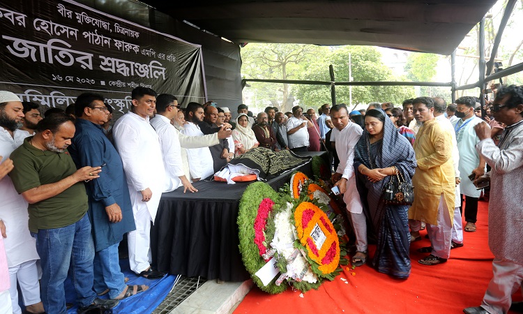 ‘সুজনসখী’, ‘গোলাপী এখন ট্রেনে’র মত সাড়া জাগানো চলচ্চিত্রের নায়ক, ঢাকাই সিনেমার ‘মিয়া ভাই’ আকবর হোসেন পাঠান ফারুকের মরদেহ মঙ্গলবার নেওয়া হয় কেন্দ্রীয় শহীদ মিনারে। সেখানে তাকে শ্রদ্ধায় ভালোবাসায় শেষ বিদায় জানান সর্বস্তরের মানুষ।