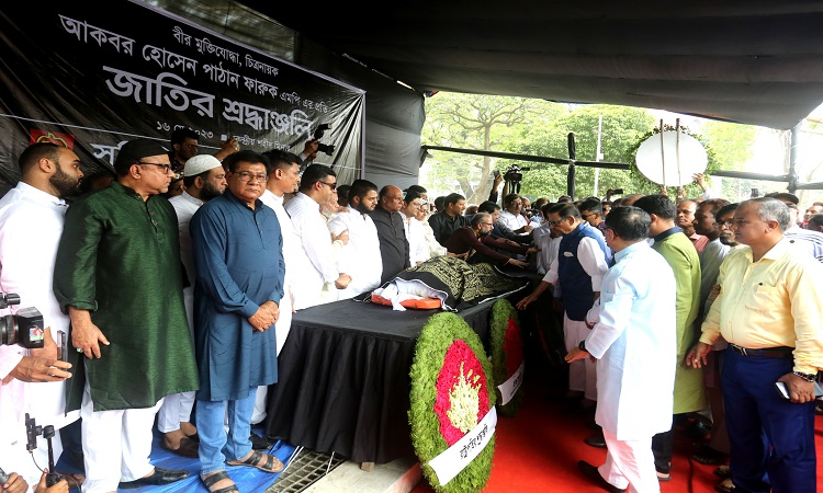 ‘সুজনসখী’, ‘গোলাপী এখন ট্রেনে’র মত সাড়া জাগানো চলচ্চিত্রের নায়ক, ঢাকাই সিনেমার ‘মিয়া ভাই’ আকবর হোসেন পাঠান ফারুকের মরদেহ মঙ্গলবার নেওয়া হয় কেন্দ্রীয় শহীদ মিনারে। সেখানে তাকে শ্রদ্ধায় ভালোবাসায় শেষ বিদায় ওবায়দুল কাদের।