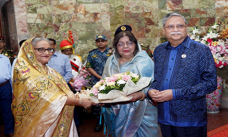 রাষ্ট্রপতি মো. সাহাবুদ্দিন ও ফাস্ট লেডি ড. রেবেকা সুলতানা শনিবার বঙ্গভবনে প্রধানমন্ত্রী শেখ হাসিনাকে ফুলদিয়ে স্বাগত জানান।